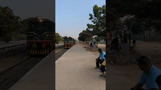 6DN Green Line GEU40 9043 Crossing Malir Railway Station Good Speed pakrailway ilovepakistan [upl. by Emyam648]