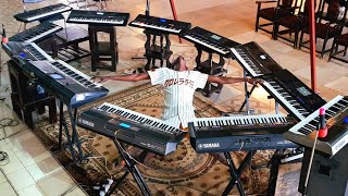 see how saviour bee played 12 keyboards 1🎹 ago merry Christmas 🤶 piano seben [upl. by Ahron]