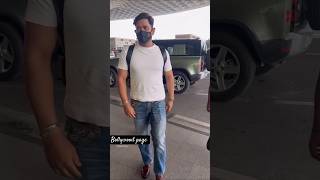 Ms Dhoni makes his way through the airport msdhoni bollywoodpage123 [upl. by Loss]