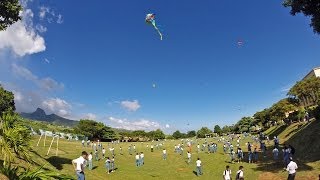 Des cerfsvolants pour fêter lIndépendance [upl. by Nibbor]