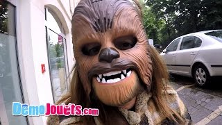 PRANK STAR WARS avec le masque électronique CHEWBACCA  Démo Jouets [upl. by Anrol]