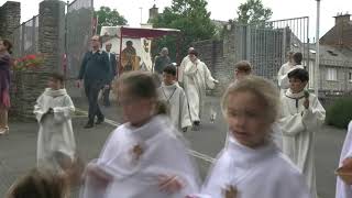 Procession du SaintSacrement pour la FêteDieu 2019 [upl. by Gae]