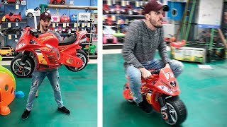 O PRESENTE DE ANIVERSÁRIO DO MARCOS 🎁Moto de Brinquedo na Toys R Us [upl. by Nigen]