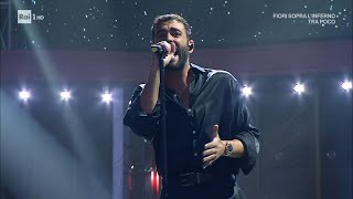 Marco Mengoni canta il brano quotDue vitequot  Soliti Ignoti  Il ritorno 13022023 [upl. by Rehpotsihrc]