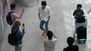 twit 100724 Teuk dancing Bonamana at Incheon airport fancam 2 [upl. by Evey]