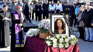 Funerali di Stefania Sandrelli Parenti e amici si sono riuniti per dire addio al loro idolo [upl. by Yrennalf]