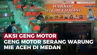 Mengerikan Terekam CCTV Geng Motor Bersenjata Tajam Serang Tempat Makan di Medan  OneNews Update [upl. by Lerrej]