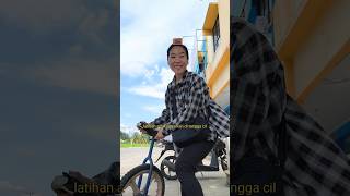 Mama Atraksi Sepeda Roda Satu  🚲😂 cicinyasar bocil shorts [upl. by Calida]