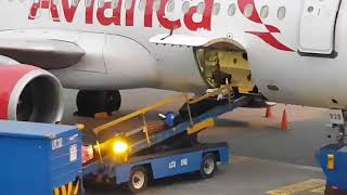 Pasajero denuncia mal trato de equipaje por parte de Avianca [upl. by Nnayelsel759]