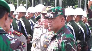 Kapolri dan Panglima TNI Inspeksi Pasukan Pengamanan Pilkada 2017 [upl. by Inattyrb]