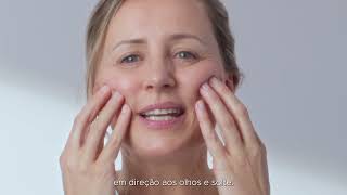 CLARINS PRECIOUS  Segredos de uma facialista Clarins Bochecha Superior  Clarins [upl. by Kcirded]