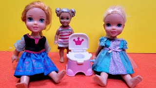 Potty training  Elsa amp Anna toddlers  Barbie dolls [upl. by Nodnarg]