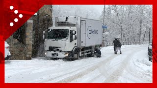 Limone Piemonte sotto la neve furgoni costretti a mettere le catene per proseguire [upl. by Proulx640]