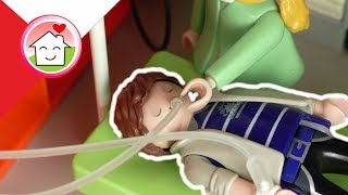 Playmobil po polsku Daddy Has a Tummy Ache  Rodzina Hauserów  Playmobil szpital [upl. by Anitsahs]