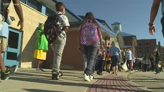 Welcoming committee makes first day of school special for New London students [upl. by Frank]