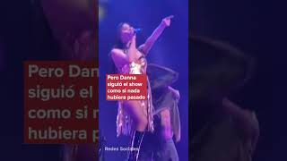 ¡No pasó nada Danna Paola sufre caída en pleno concierto y se vuelve viral [upl. by Ahseal]