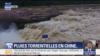 En Chine des pluies torrentielles créent des cascades spectaculaires qui attirent les curieux [upl. by Leahcar]