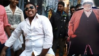 Kabali Fever Rajnikanths CRAZY Fan DANCES On Mumbai Streets [upl. by Suoivatnod22]