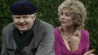 Benny Hill  Le touriste tactile [upl. by Janette]