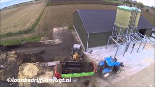 Muck spreading Streuer stalmest strooien met Strautmann Van vugt MarenKessel [upl. by Ruon151]