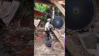 Effective sawing of logs with a stationary saw [upl. by Leler403]