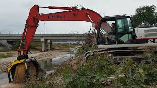 Limpiando piedras de río con la cuchara de cribado MBS18 [upl. by Elyc765]