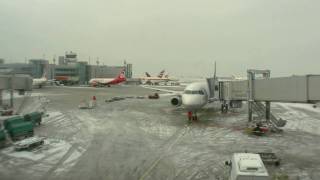 Schnee am Flughafen Düsseldorf  Wintereinbruch weißer Flughafen und Flugausfälle [upl. by Nosaj]