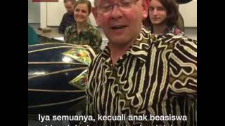 Bule London pencinta gamelan ngobrol menggunakan bahasa Jawa dengan mentri luar negeri [upl. by Enileda]