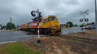 DXB 5074 amp DXB 5016 on Train 930 shunting at Seward Road Level Crossing in Edendale [upl. by Tound]