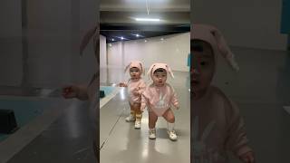 저희는 토끼에요 🐰🐰 쌍둥이 아기쇼츠 아기영상 [upl. by Nani409]