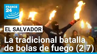 Batalla de bolas de fuego el festival que cumple 102 años en El Salvador 27 • FRANCE 24 [upl. by Resa]