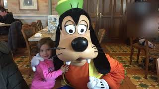 autografo e selfie con Pippo personaggi Disney a Disneyland Paris [upl. by Kathye]