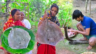 সামুদ্রিক শাপলাপাতা মাছ কেটে গ্রাম্য পদ্ধতিতে কষা রান্না  Stingravy fish cutting and cooking [upl. by Claudine]