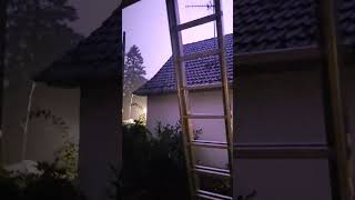 Norddeutsches Grillwetter Gewitter Blitzeinschlag Donner [upl. by Imoian]