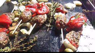 Brochettes de viandepoivronsoignons blancsolives vertes à la PLANCHA A GAZ [upl. by Aehtrod]