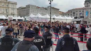 No Green Pass larrivo del manifestanti in piazza Unità a Trieste [upl. by Alica]