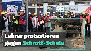 Lehrer protestieren mit Schutzmasken gegen SchrottSchule in Spandau [upl. by Treat]