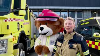 Brannbamsen Bjørnis og Anniken viser frem brannbilene på brannstasjonen 🐻🚒 [upl. by Attehcram986]