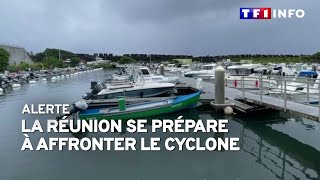 Alerte  La Réunion se prépare à affronter le cyclone [upl. by Sidonnie]