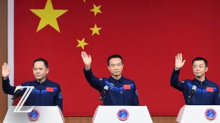 China AstronautenTeam erreicht neue Raumstation quotTiangongquot [upl. by Nodnab]