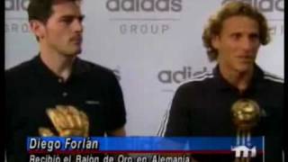 Diego Forlan recibe el Balon de Oro en Alemania  Mejor Jugador de Sudafrica 2010 [upl. by Queston226]