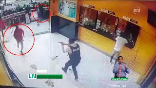 Graban a valiente policía frustrando asalto en centro comercial de Guayaquil [upl. by Wampler]