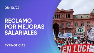 Protesta de trabajadores del hospital Garrahan en Plaza de Mayo [upl. by Etnuaed707]