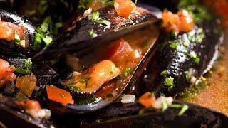 How to Cook Mussels  Steamed Mussels with Garlic White Wine Sauce [upl. by Uria]