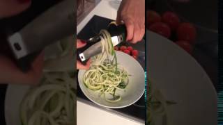 Zubereitung Zoodles Zucchini Nudeln [upl. by Wescott]