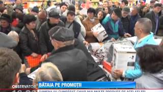 Imbulzeala la la deschiderea unui supermarket în Iaşi şi AlbaIulia [upl. by Adahsar]