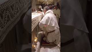 Estratta la manna dalle ossa di San Nicola grande emozione in Basilica subscribe funny viral op [upl. by Ayocat879]