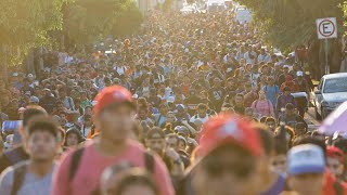 Une caravane de 3 000 migrants se dirige vers la frontière américanomexicaine [upl. by Carlton]