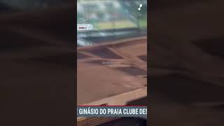 Parte de teto de ginásio do do time de vôlei do “Praia Clubequot em Uberlândia desaba com tempestade [upl. by Harms]