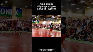 TAUFIK HIDAYAT TRICK SHOT bulutangkisindonesia bulutangkis badminton shorts [upl. by Ahseihs175]